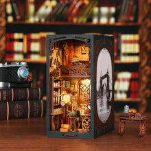 Laden Sie das Bild in den Galerie-Viewer, Book Nook - Dunkelkammer