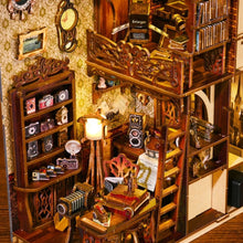 Laden Sie das Bild in den Galerie-Viewer, Book Nook - Dunkelkammer