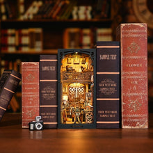Laden Sie das Bild in den Galerie-Viewer, Book Nook - Dunkelkammer