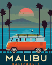 Laden Sie das Bild in den Galerie-Viewer, Malen nach Zahlen Figured'Art – Reiseposter Malibu Kalifornien