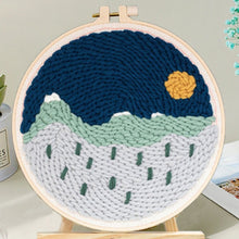 Laden Sie das Bild in den Galerie-Viewer, Punch Needle set Berge in der Ferne