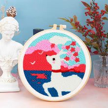 Laden Sie das Bild in den Galerie-Viewer, Punch Needle Weißes Reh und Sakura