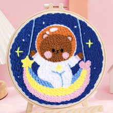 Laden Sie das Bild in den Galerie-Viewer, Punch Needle set Kosmonautenbär und Regenbogen