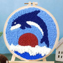 Laden Sie das Bild in den Galerie-Viewer, Punch Needle set Blauer Wal über dem Mond