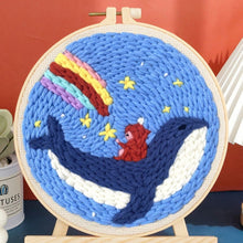 Laden Sie das Bild in den Galerie-Viewer, Punch Needle set Kleines Mädchen und ein Wal mit einem Regenbogen