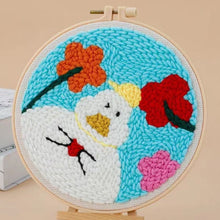 Laden Sie das Bild in den Galerie-Viewer, Punch Needle set Schneemann mit gelber Mütze