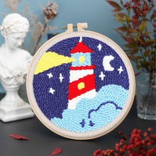 Laden Sie das Bild in den Galerie-Viewer, Punch Needle Leuchtturm und Sternennacht
