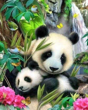 Laden Sie das Bild in den Galerie-Viewer, Kreuzstich – Pandafamilie 2
