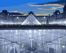 Laden Sie das Bild in den Galerie-Viewer, Malen nach Zahlen für Erwachsene | Die Louvre-Pyramide in Paris | Figured'Art