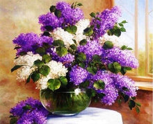 Laden Sie das Bild in den Galerie-Viewer, Malen nach Zahlen für Erwachsene | Vase mit violetten und weißen Blumen | Figured'Art